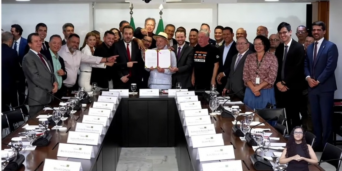 Paulinho do Transporte na cerimônia em que Lula sanciona nova lei pelo cumprimento do Piso Mínimo de Frete