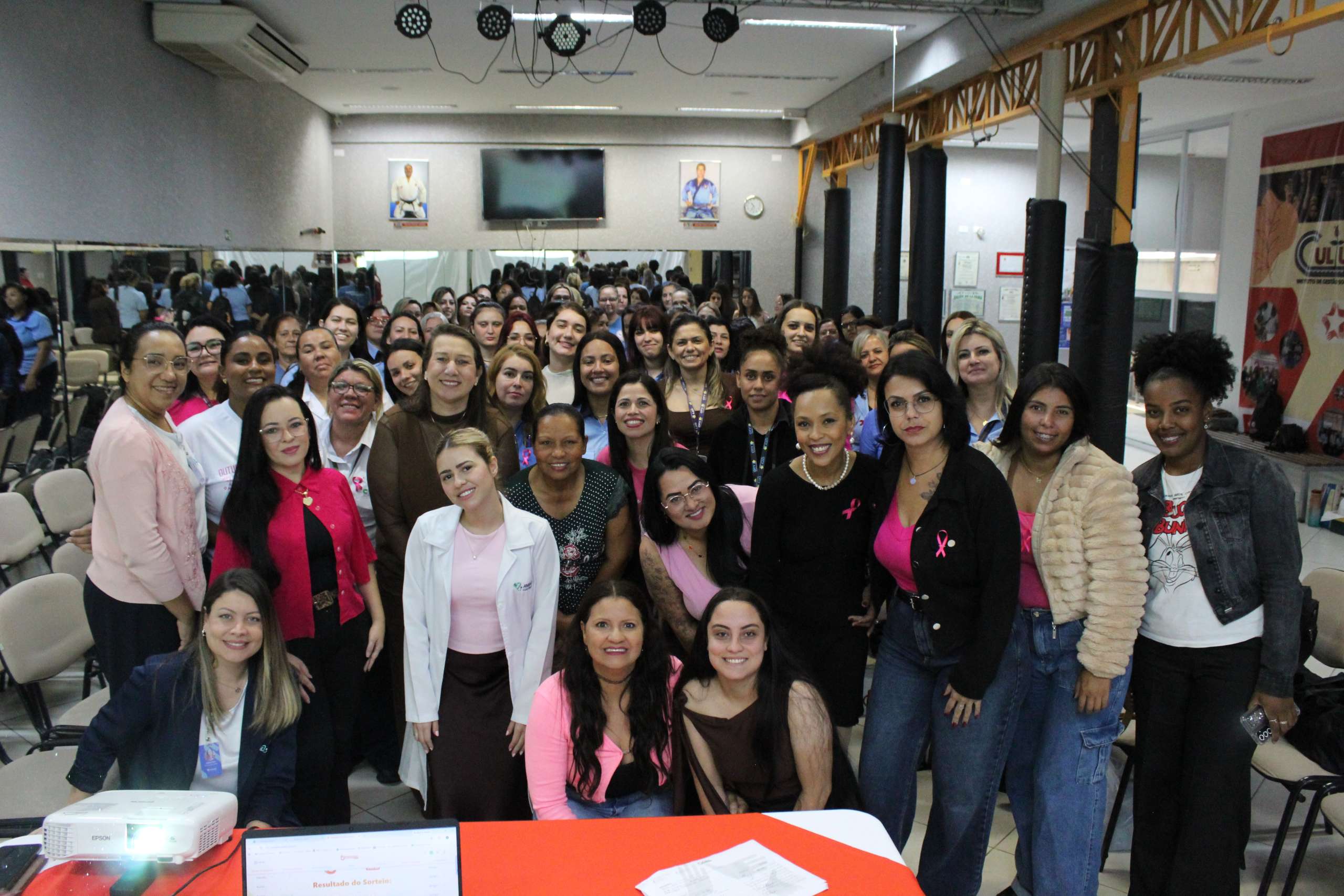 Campanha Outubro Rosa alerta para a prevenção à saúde da mulher e para a consciência política nas eleições presidenciais
